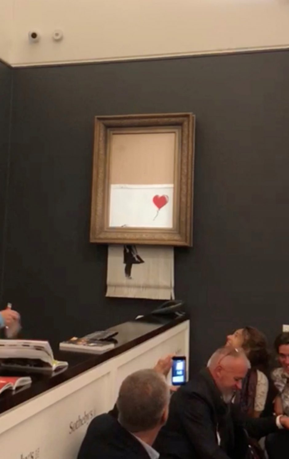 Aukcione už 1,4 mln. dolerių parduotas Banksy kūrinys savaime susinaikino