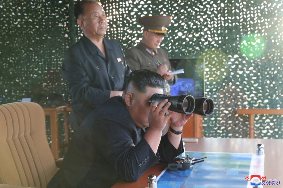 K. Jong Unas stebėjo kelių raketų leidimo sistemos bandymą