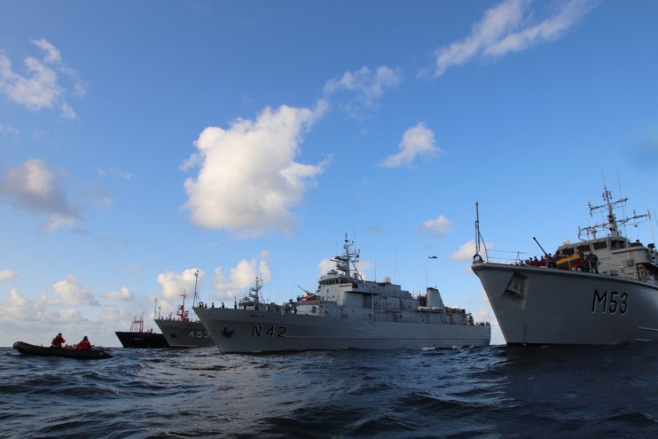 Karo laivai bendrų mokymų metu jūroje paminėjo Baltijos kelio 30-metį