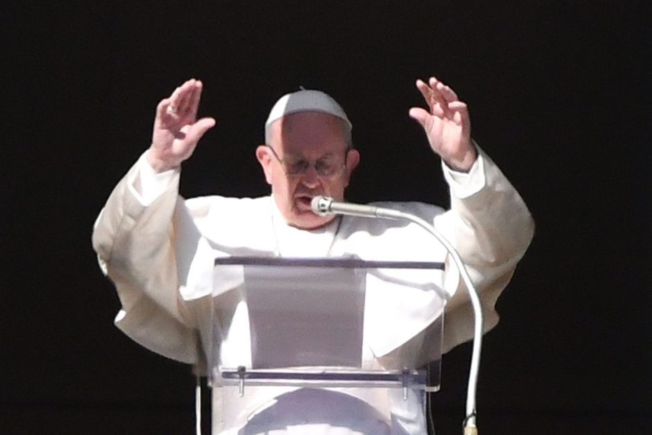 Popiežius per naujametines mišias aukštino motinystę