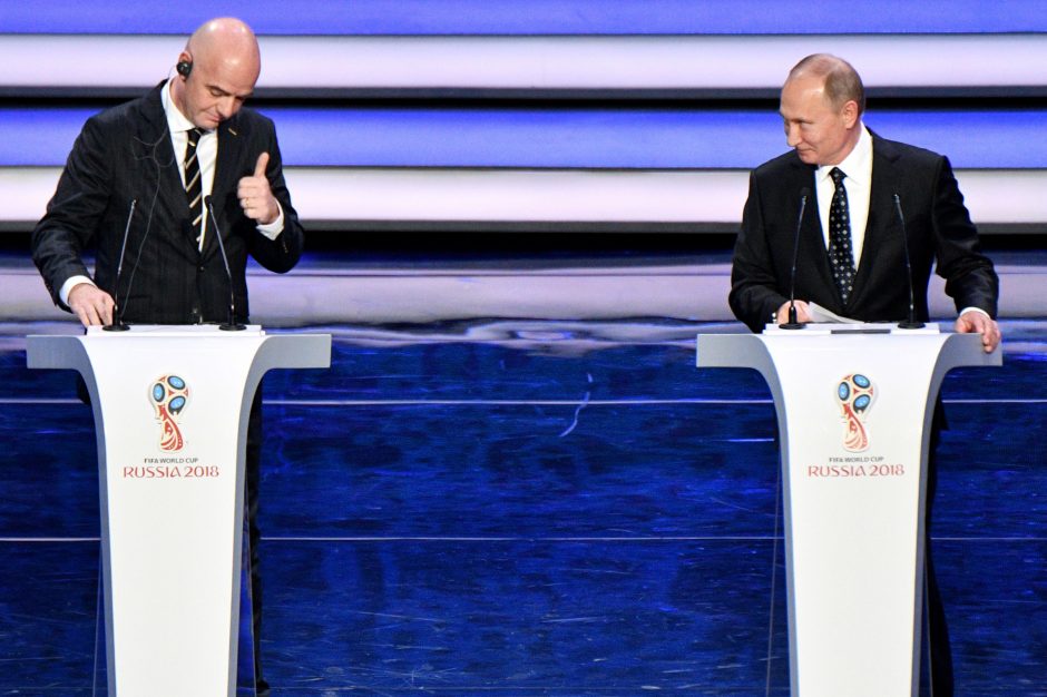 V. Putinas paspardė kamuolį su FIFA vadovu