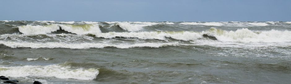 Laikas prie jūros: vieni grožėjosi, kiti – gaudė bangas