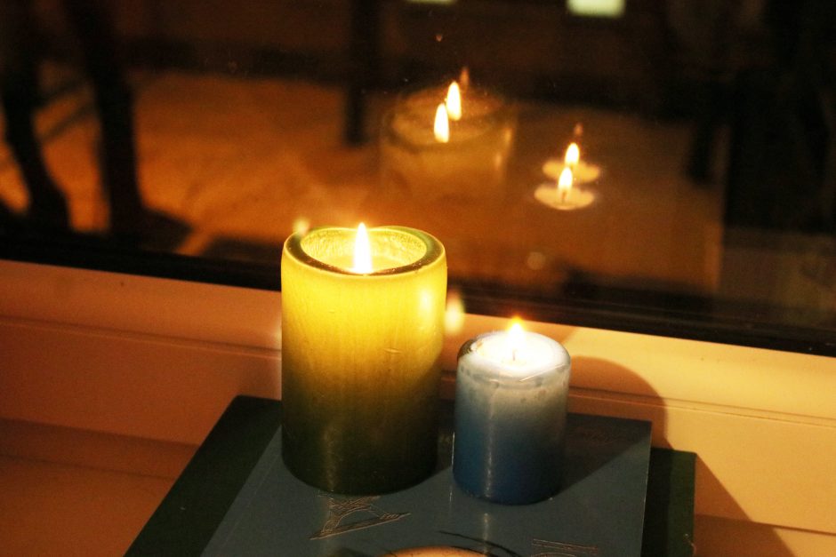 Klaipėdos mokyklų languose sužibo laisvės gynėjams skirtos žvakės 