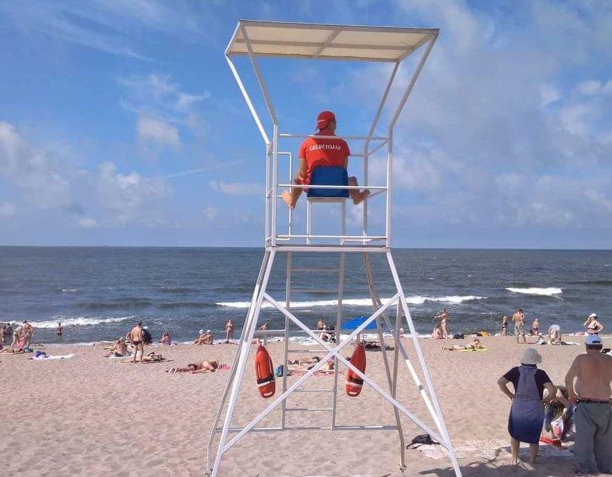 Įtampa paplūdimiuose nenuslūgo: maudytis draudžiama