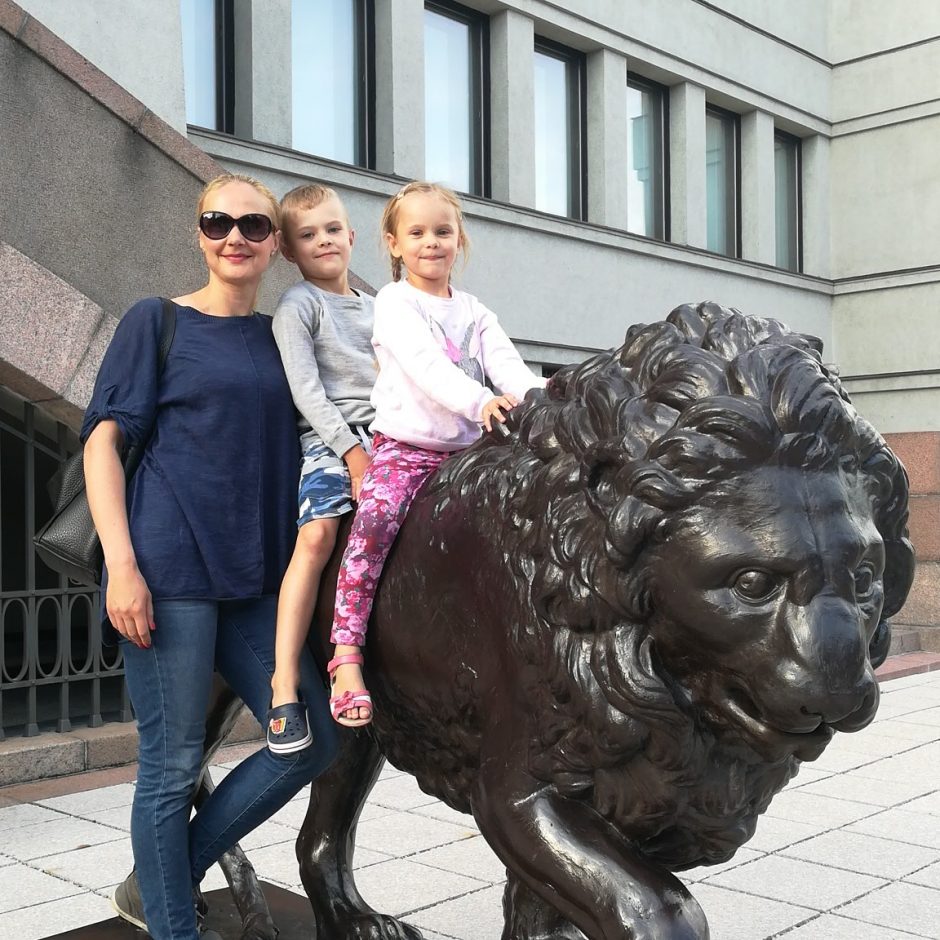 Tradicija – foto prie Karo muziejaus liūtų (daugiau kaip 250 foto)