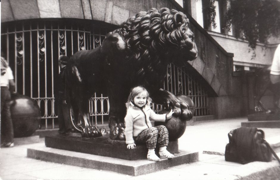 Tradicija – foto prie Karo muziejaus liūtų (daugiau kaip 250 foto)