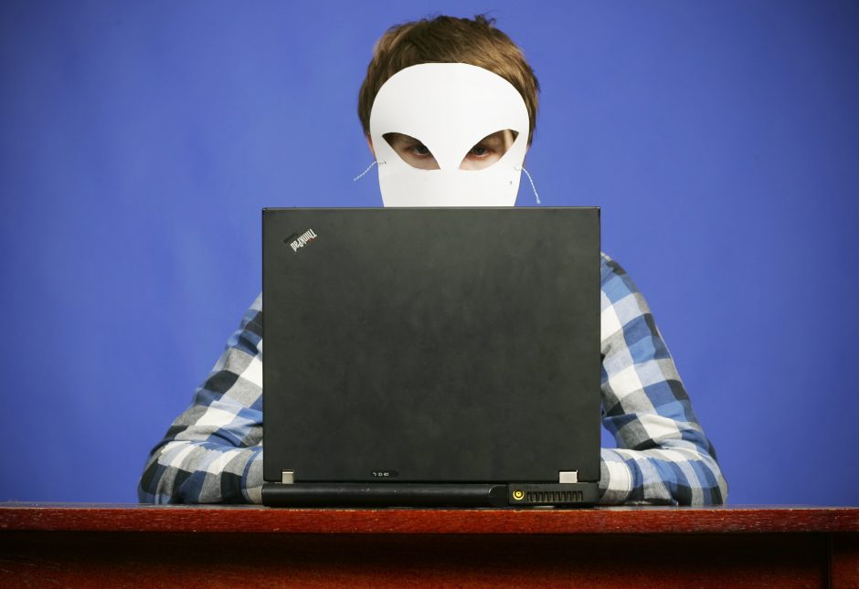 Europoje suimta 12 asmenų dėl elektroninių nusikaltimų, pasinaudojant virusu „Trojan“