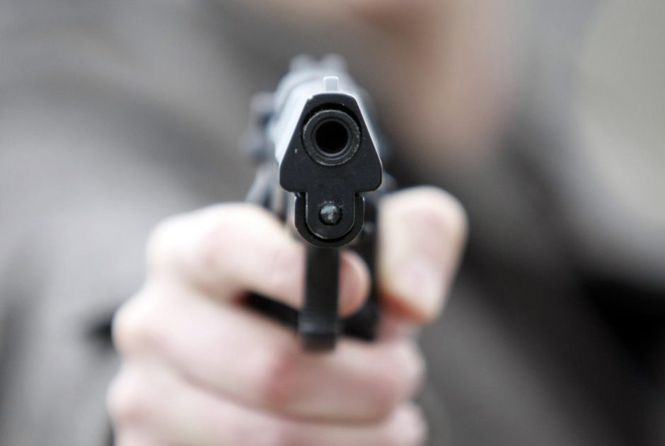 Klaipėdoje moteris policininkus užsipuolė pistoletu