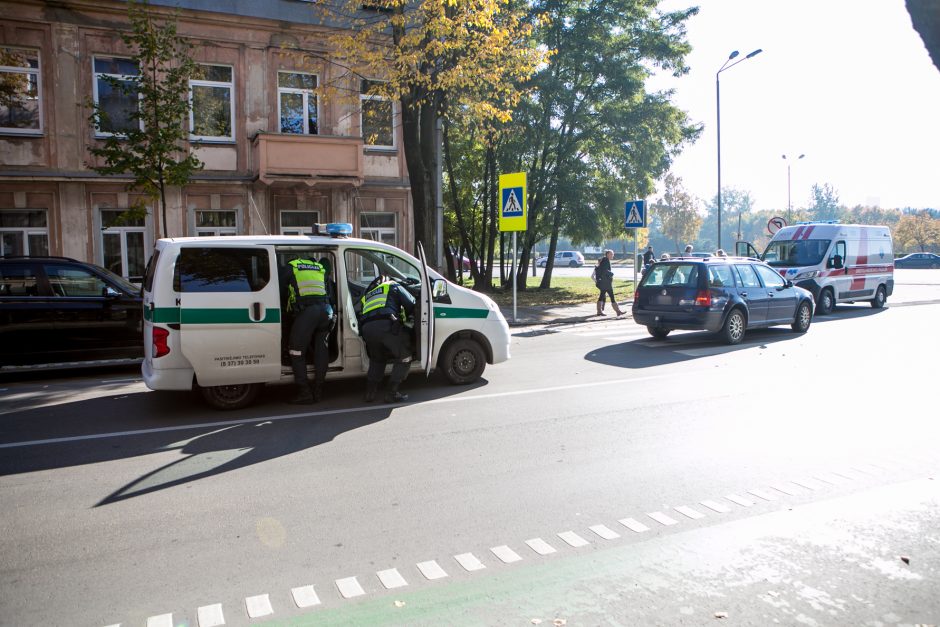Kauno centre neblaivaus vairuotojo partrenkta pėsčioji