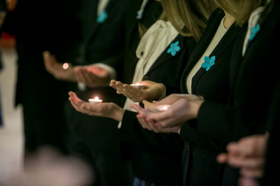 Mokyklose – atminimo žvakelės ir dainos Sausio 13-ajai paminėti