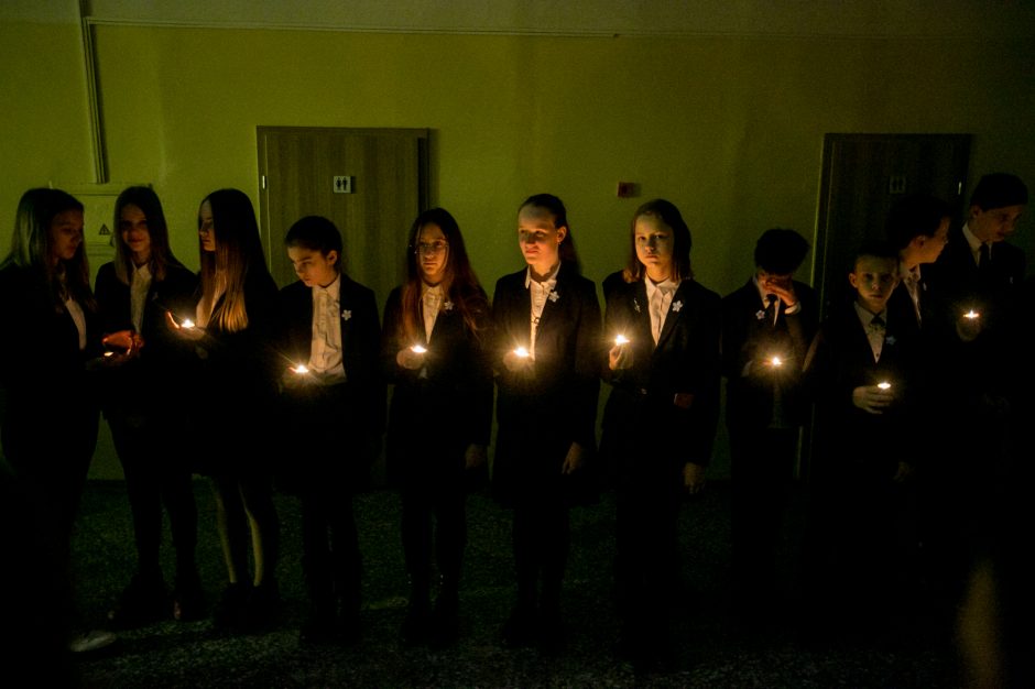 Mokyklose – atminimo žvakelės ir dainos Sausio 13-ajai paminėti