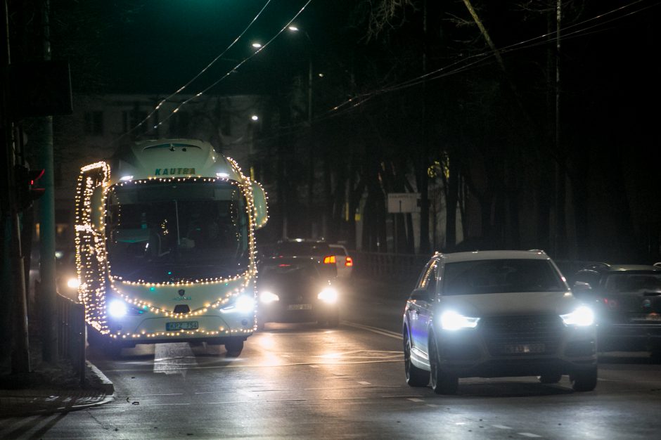 Pirmoji kalėdinio autobuso kelionė mieste