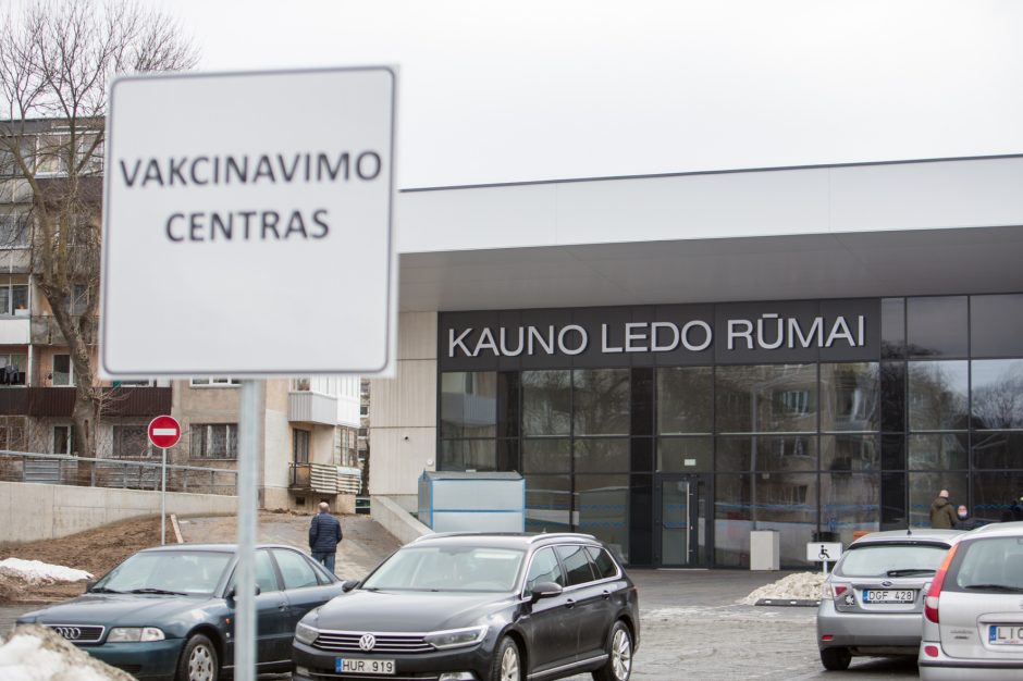 Darbą pradeda didžiausias vakcinavimo centras Lietuvoje – Kauno ledo rūmai (vaizdo įrašas)