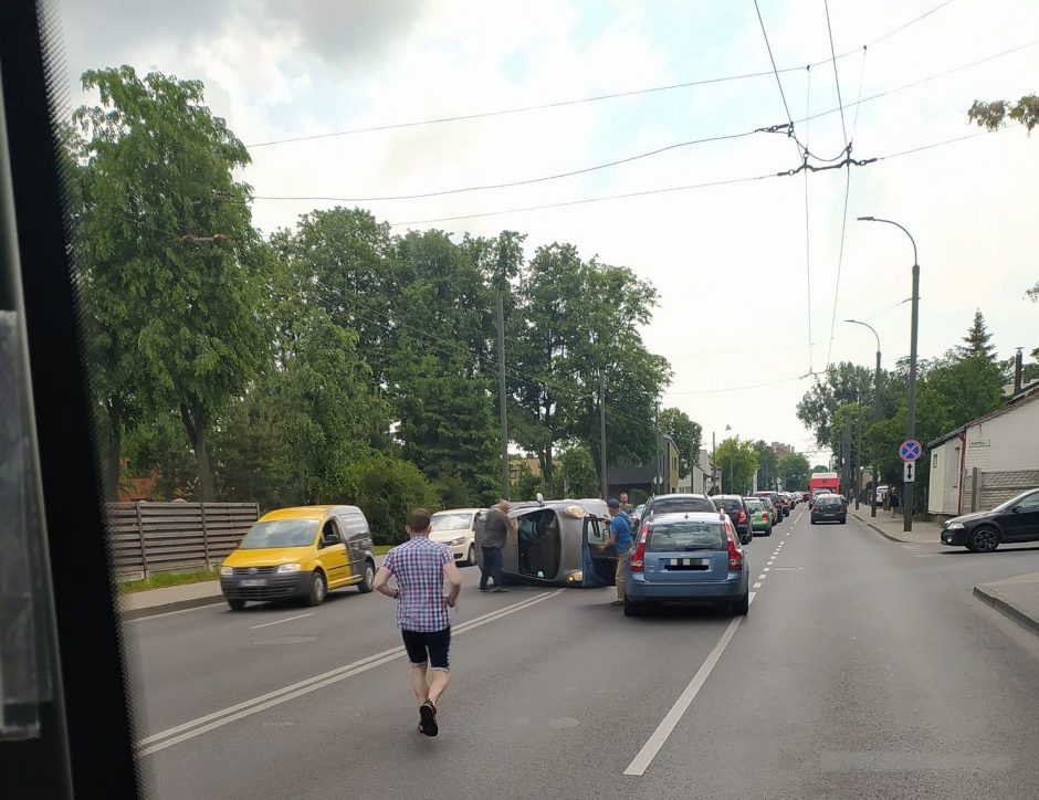 Eismą Kauno gatvėse trikdo masinė avarija, kitoje miesto vietoje – automobilis ant šono