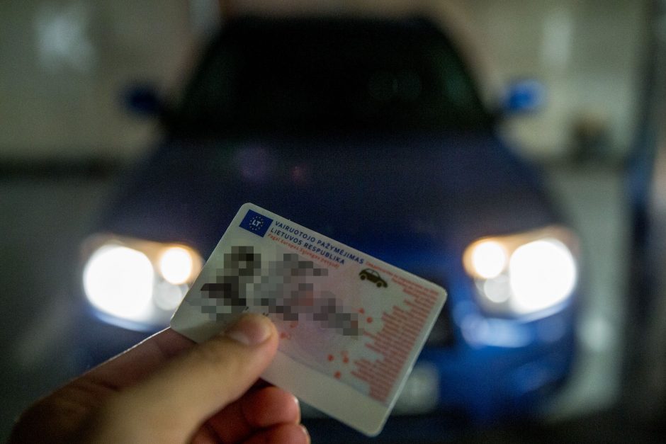 Klaipėdoje BMW vairuotojas įtariamas pateikęs suklastotą vairuotojo pažymėjimą