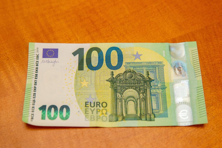 Atliekamų 100 eurų pagunda: lietuviams labiausiai knietėtų juos išleisti
