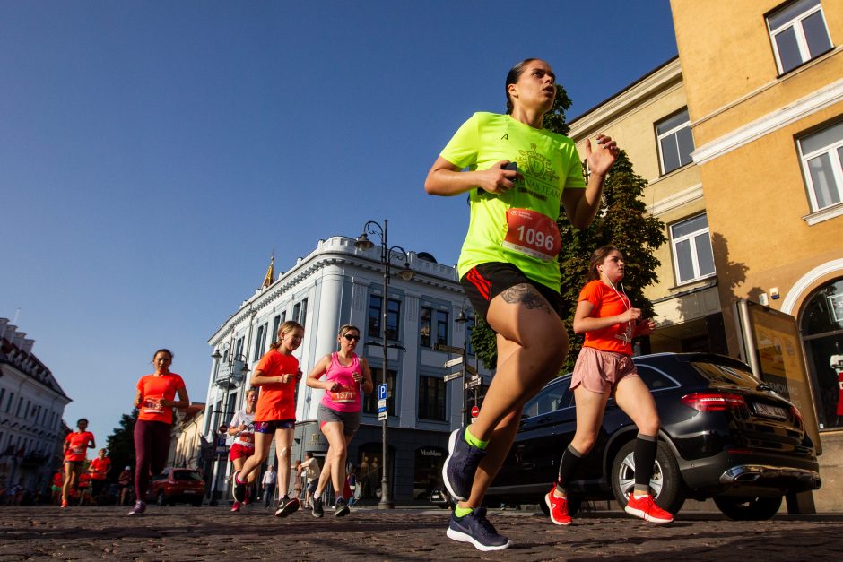 Vilniaus senamiesčio gatves šeštadienį užtvindė bėgančios moterys