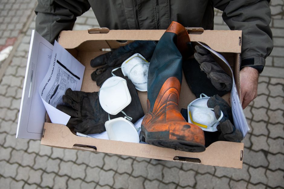 Pareigūnų įspėjamasis protestas: Seimo nariams įteikė naudotų batų ir pirštinių