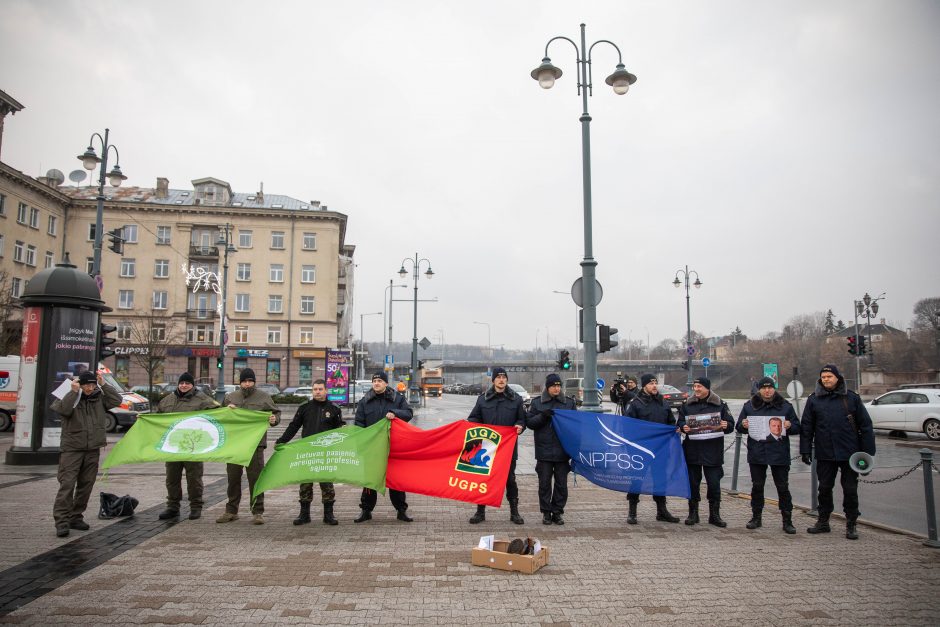 Pareigūnų įspėjamasis protestas: Seimo nariams įteikė naudotų batų ir pirštinių