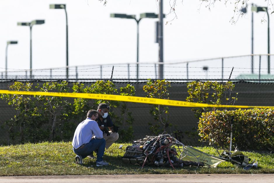 Floridoje į automobilį įsirėžus nedideliam lėktuvui žuvo trys žmonės