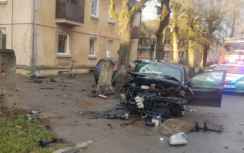 Dar viena didelė avarija Kaune: beteisis vairuotojas trenkėsi į blokus, medį ir automobilį