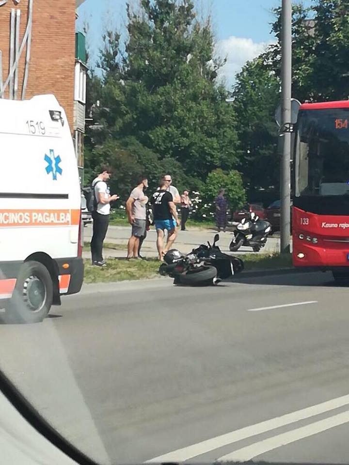 Po avarijos Raudondvario plente motociklininkui prireikė medikų pagalbos