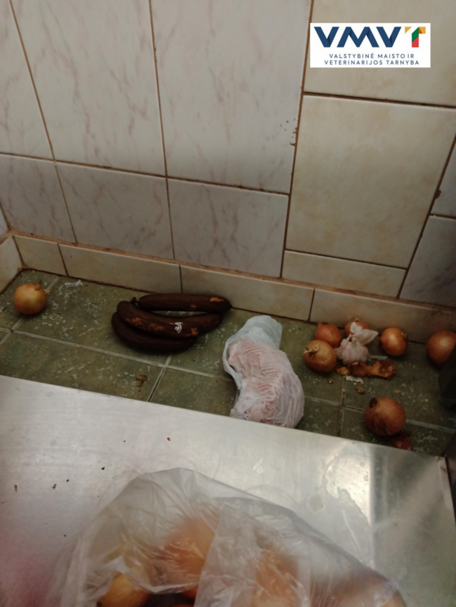 Klaipėdos darželyje maistas laikytas ant grindų, nustatyti porcijų svorio neatitikimai