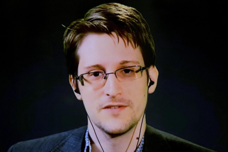 Žvalgybos paslapčių viešintojas E.Snowdenas siekia dvigubos JAV ir Rusijos pilietybės