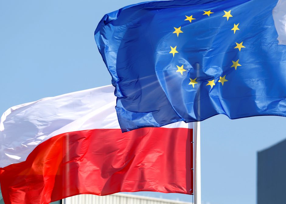 ES didina spaudimą Lenkijai dėl kontroversiškos teismų reformos