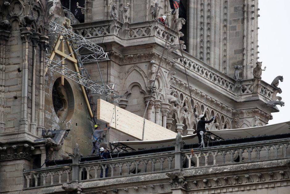 Darbininkai ant Paryžiaus katedros stogo nepaisė draudimo rūkyti