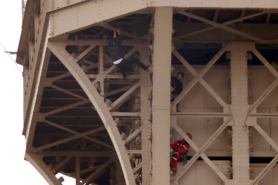 Į Eifelio bokštą kopęs vyras paguldytas į psichiatrijos ligoninę