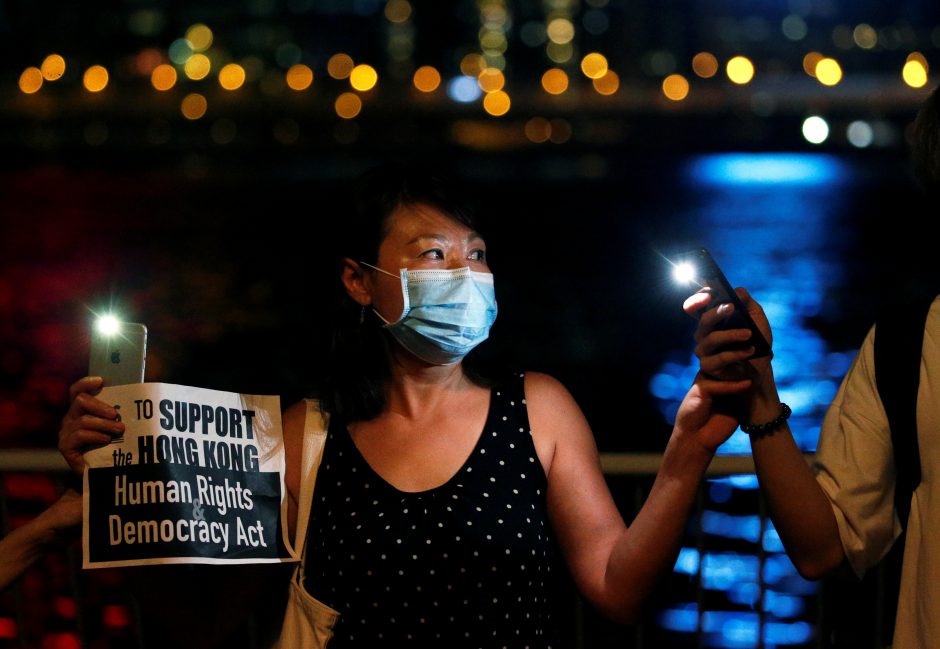 Honkonge protestuotojai susikibo į žmonių grandinę