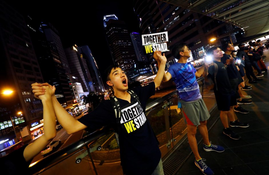 Baltijos kelio atkartojimas Honkonge: protestuotojai susikibo į žmonių grandinę