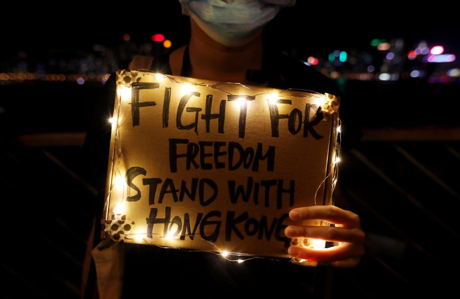 Honkonge protestuotojai susikibo į žmonių grandinę