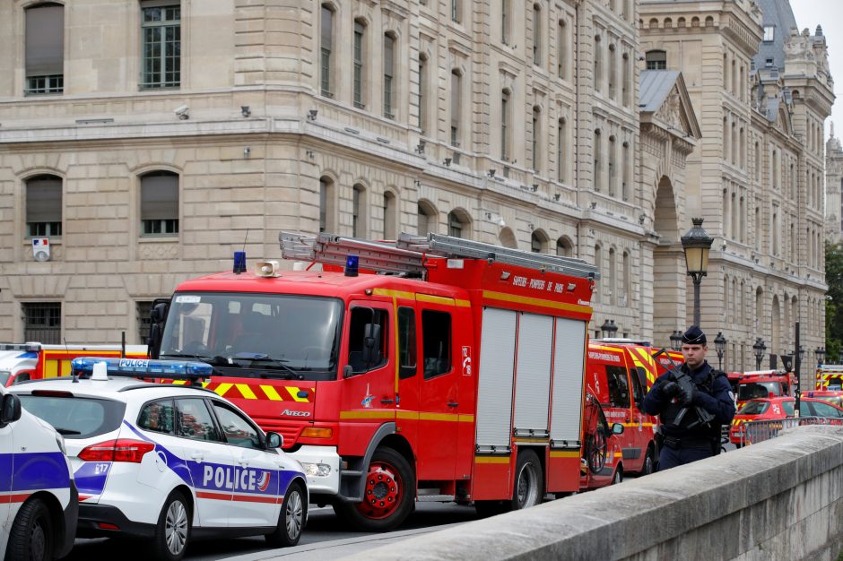 Paryžiuje per išpuolį policijos nuovadoje žuvo penki žmonės, tarp jų ir užpuolikas