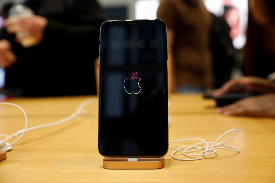 „Apple“ sumokės iki 500 mln. dolerių už tyčinį „iPhone“ lėtinimą