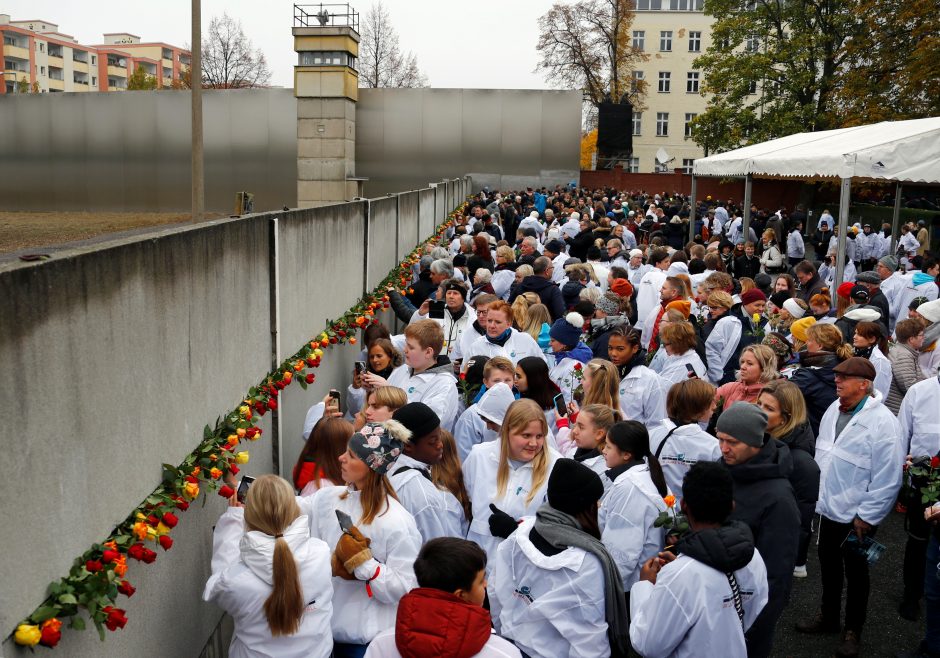 Praėjus 30 metų po Berlyno sienos griūties Vakarų aljansą krečia susiskaldymas