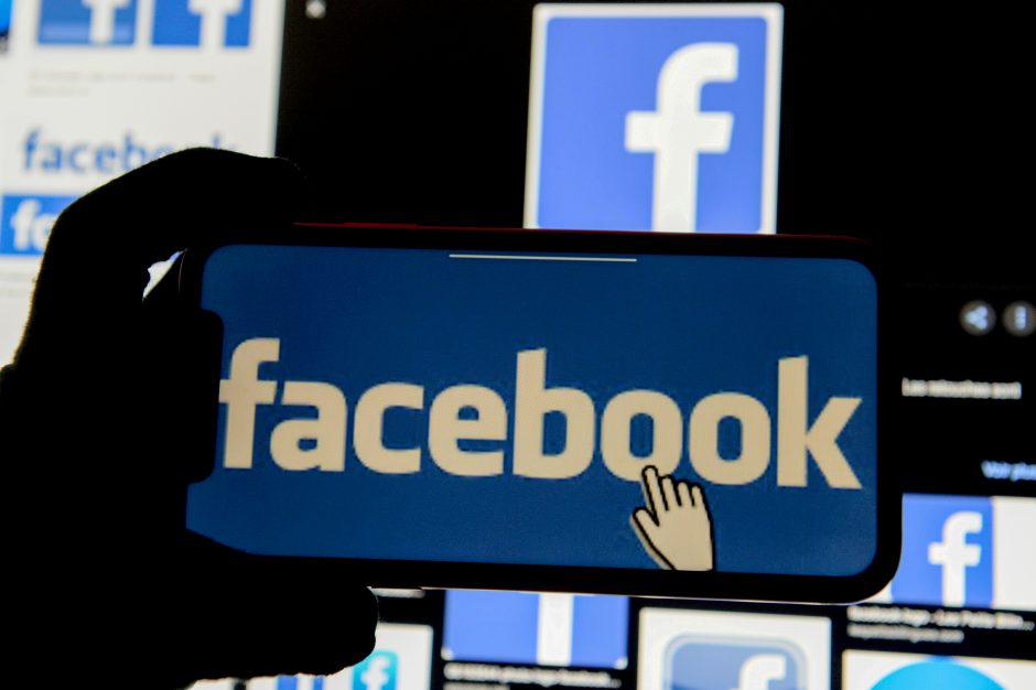 „Facebook“ pradeda riboti politinį turinį