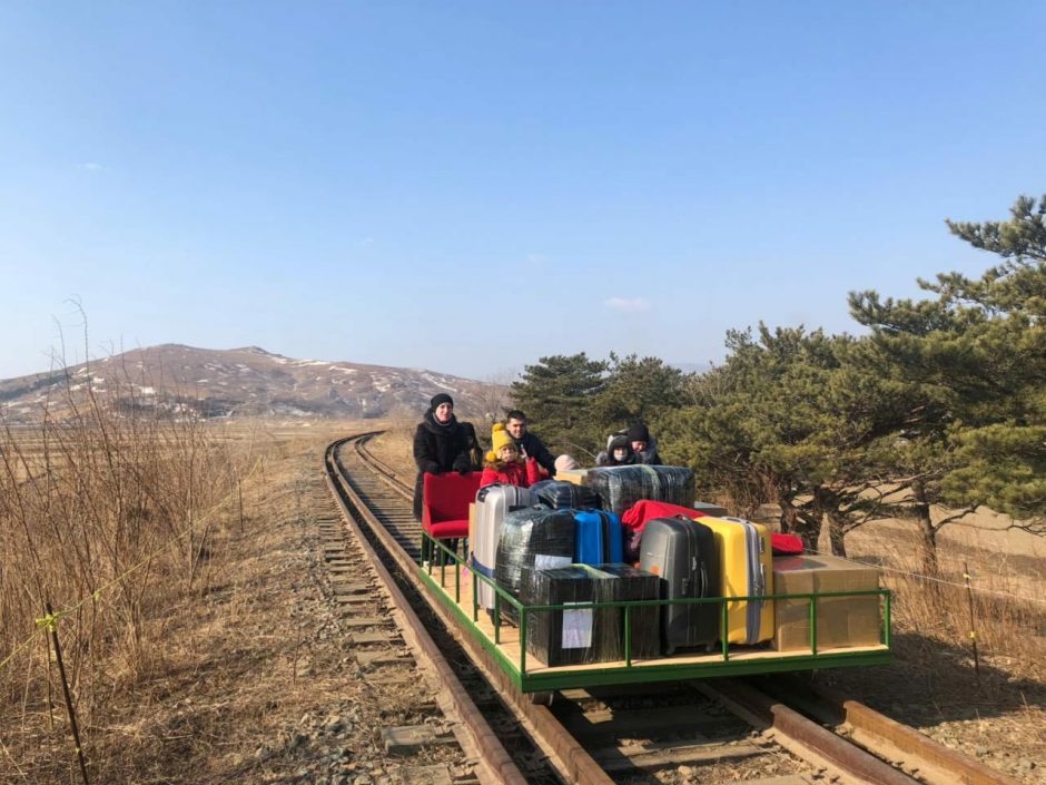 Rusijos diplomatams iš Šiaurės Korėjos teko grįžti stumiant geležinkelio dreziną