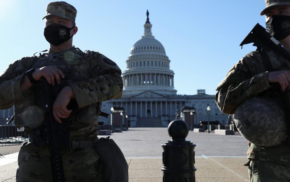 JAV Atstovų Rūmai dėl įsiveržimo į Kapitolijų grėsmės atšaukė posėdį