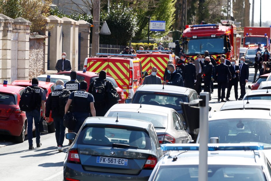 Policijos darbuotojos nudūrimas Paryžiaus apylinkėse tiriamas kaip teroro aktas 