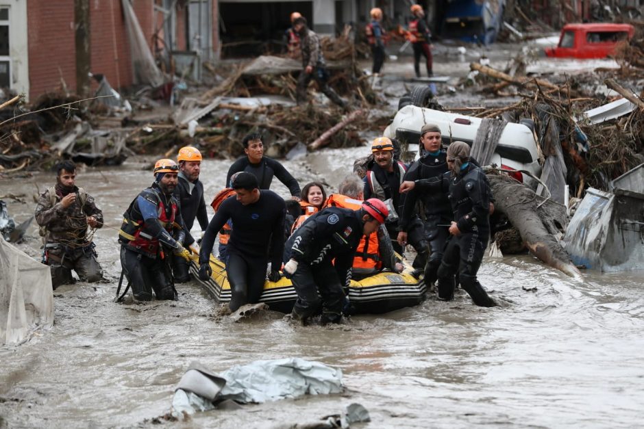 Šiaurės Turkijoje potvynių aukų padaugėjo iki 27