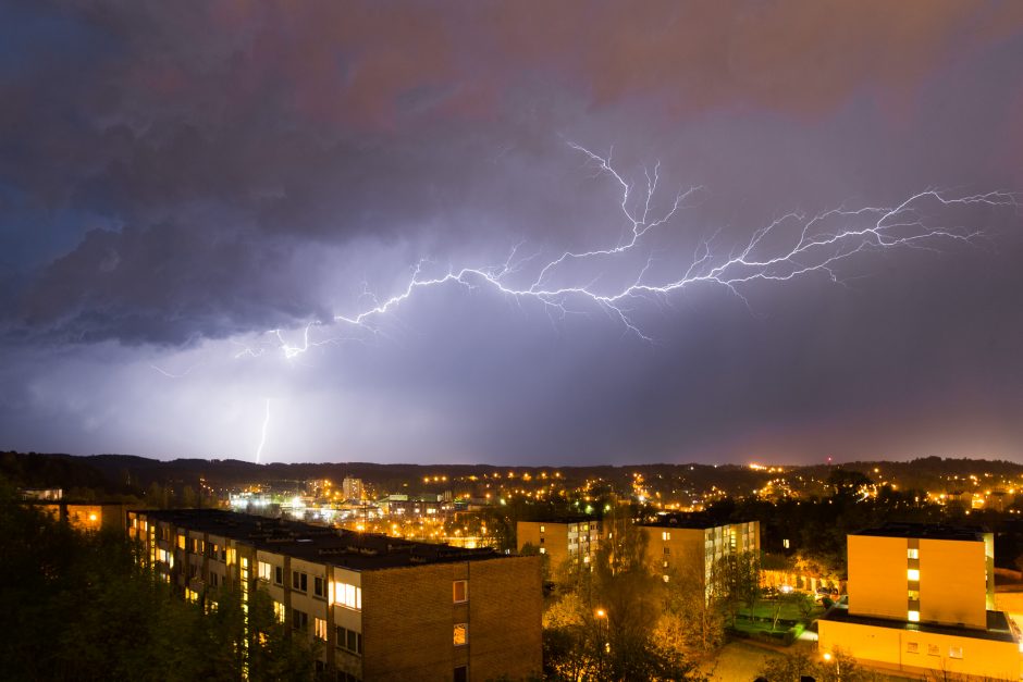 Perspėja: Lietuvoje nušniokš audros, kai kuriuose miestuose – smarkios