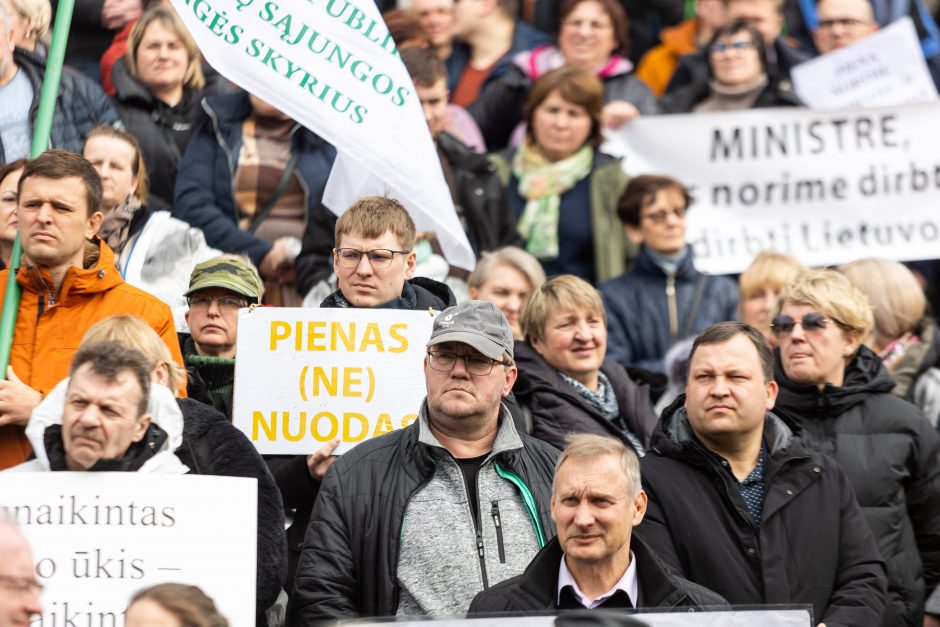 Prie Seimo 1 tūkst. pieno gamintojų reikalauja paramos, K. Navicko pasitraukimo