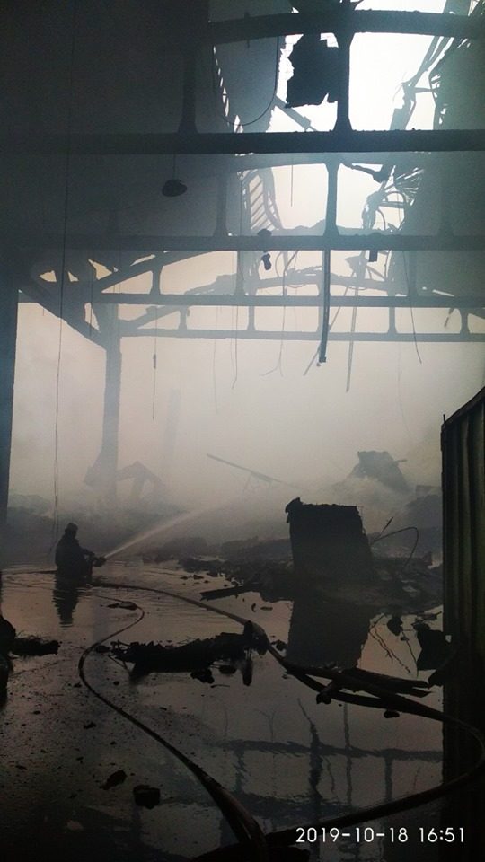 Gyvenvietėje netoli degančios padangų perdirbimo gamyklos pakilęs oro užterštumas