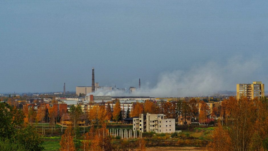 Gaisro Alytaus gamykloje atgarsiai: smilksta padangos, rusena degėsiai