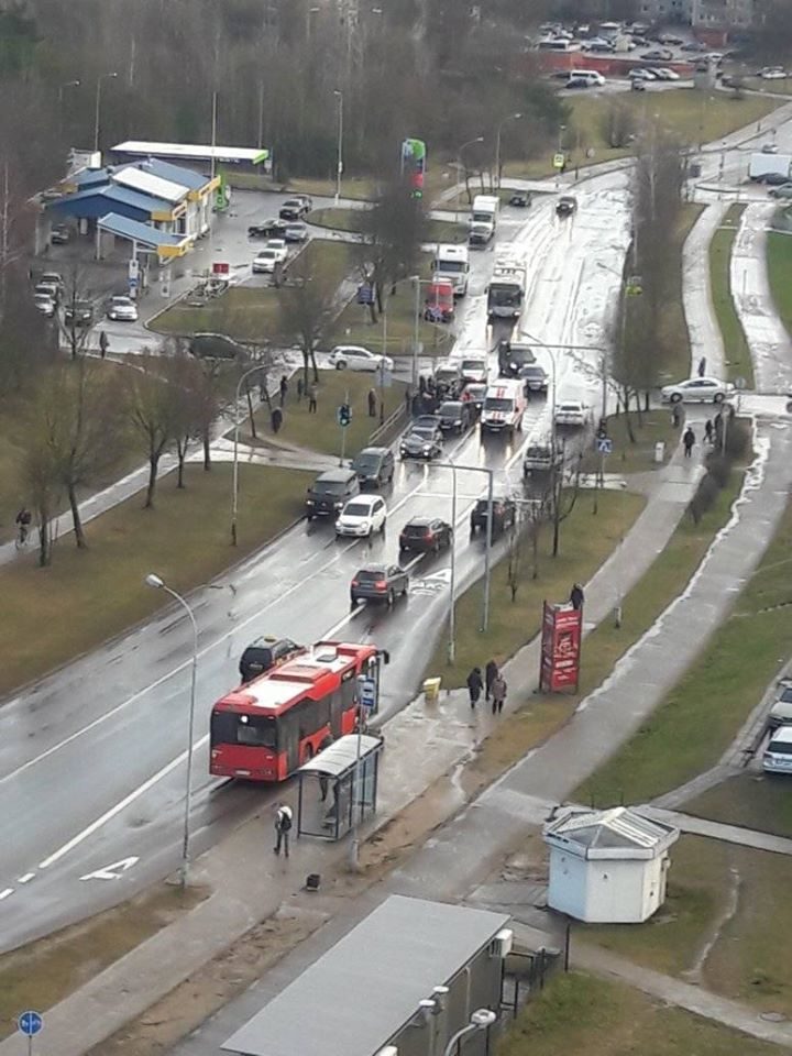 Vilniuje po avarijos iš automobilio išlipęs vairuotojas susmuko ir mirė