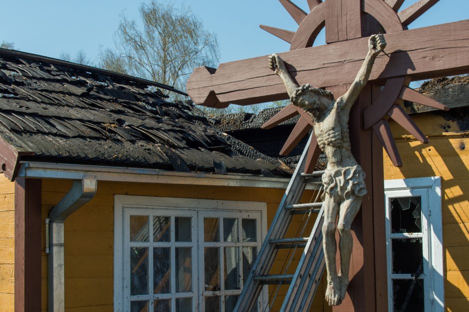 Tauragės rajone sudegė klebonijos pastato stogas