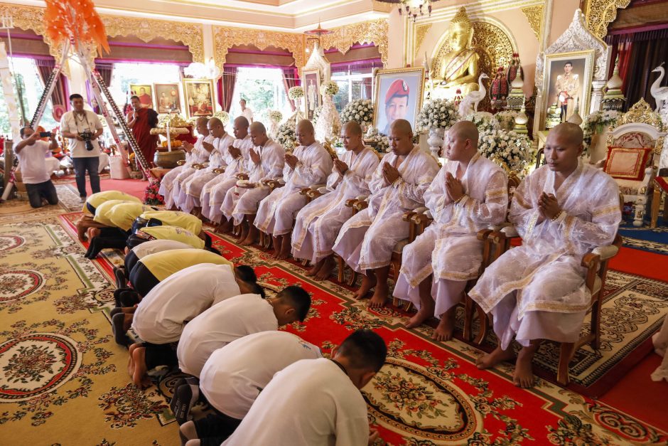 Iš urvo Tailande išgelbėti berniukai bus įšventinti per budistų ceremoniją