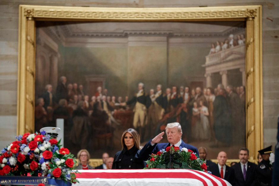 D. Trumpas su žmona pagerbė Kapitolijuje pašarvotą eksprezidentą